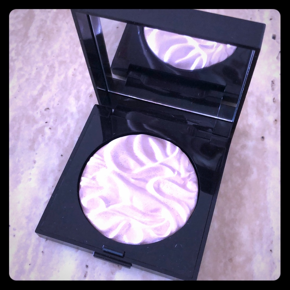 Laura Mercier face illuminator in devotion